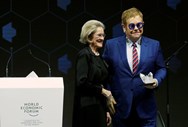 O cantor e compositor Elton John foi homenageado com o Crystal Award, em Davos. O reconhecimento é pelo seu papel no combate à sida. A sua fundação, Elton John AIDS Foundation (EJAF), fundada em 1992, já angariou 400 milhões.