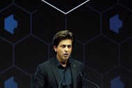 O actor indiano Shah Rukh Khan foi também homenageado com o Crystal Award. A estrela de Bollywood foi destacada pelo papel que tem tido na defesa dos direitos das crianças e mulheres na Índia. Depois de ter recebido o galardão, terá a sua intervenção a 23 de Janeiro.