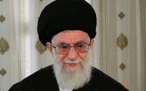 Líder supremo do Irão afasta cenário de negociações com os EUA
