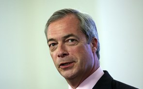 Eurocético Nigel Farage volta com partido anti-confinamento
