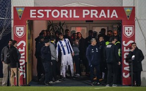 Problema na bancada adia segunda parte do Estoril-FC Porto e deixa liderança em suspenso