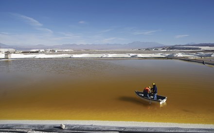 Trabalhadores num barco extraem amostras das reservas de lítio no deserto de Atacama, no Chile.