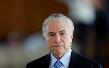 Temer dá posse a 11 ministros numa remodelação habitual em ano de eleições