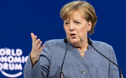 Merkel pede resposta europeia ao corte de impostos de Trump