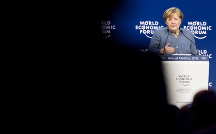 Merkel congela crise política adiando controlo fronteiriço mais apertado