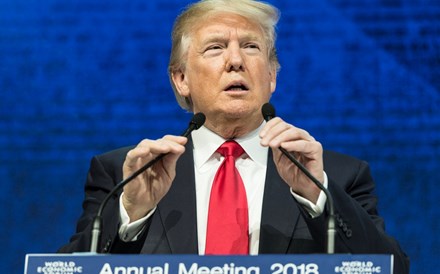 Trump volta a atacar imprensa e é apupado e assobiado em Davos