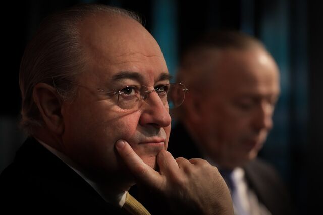 Rui Rio esmaga Santana Lopes mas continua longe de Costa