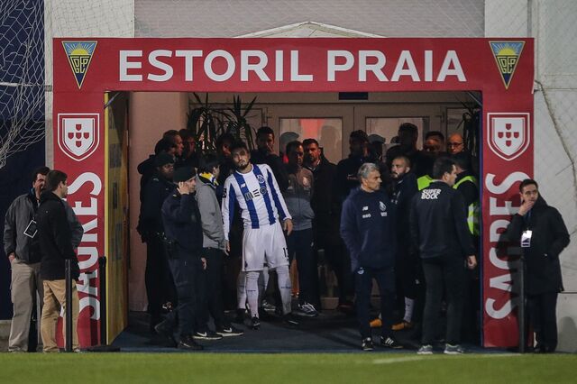Problema na bancada adia segunda parte do Estoril-FC Porto e deixa liderança em suspenso
