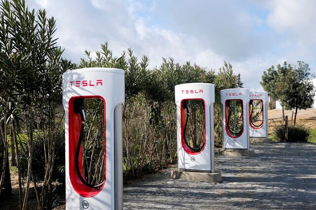 Tesla cede à concorrência nos carregamentos e vai abrir 'supercarregadores' a outras marcas