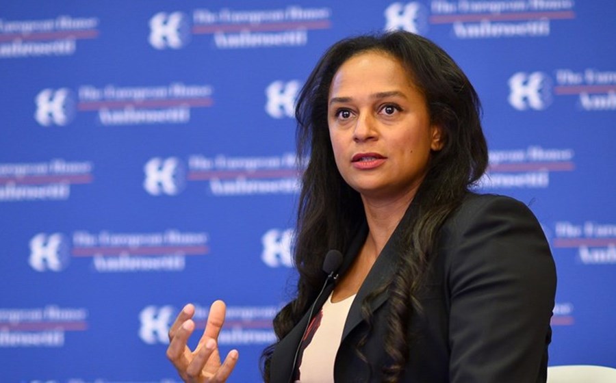 396,8 Milhões de euros. Isabel dos Santos é accionista da Galp e da Nos, depois de ter vendido, em 2017, a posição que controlava no BPI. A venda desta participação, no âmbito da OPA do CaixaBank, rendeu um encaixe de 306,9 milhões de euros. A este montante junta-se ainda o ganho de 78,4 milhões de euros na Galp, relativos aos 45% que detém da Esperaza Holding, que controla 45% da Amorim Energia, dona de 33,34% da Galp. As perdas na Nos foram compensadas pelos dividendos.