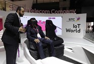 Simulador de carro, através de 5G, no stand da Saudi Telecom