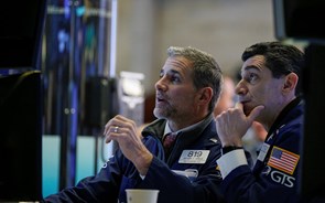 Dow em mínimos de Abril e prestes a quebrar fasquia dos 24.000 pontos