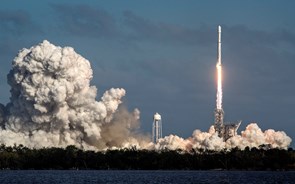 Foguetão Falcon Heavy descolou para viagem de teste com Tesla a bordo