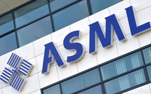 Neerlandesa ASML afunda 15% em bolsa após encomendas dececionantes e corte de 'guidance'