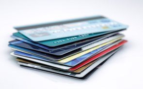 Reciclagem de cartões bancários apoia instituições sociais