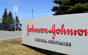 J&J fecha acordo de mais de mil mihões de dólares com EUA por 100 milhões de vacinas