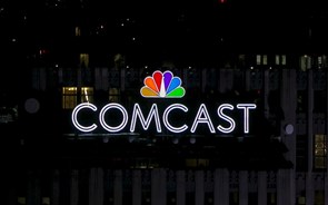 Comcast abre mão de activos da Fox mas continua na corrida à Sky