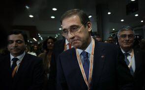 Passos entra debaixo de aplausos