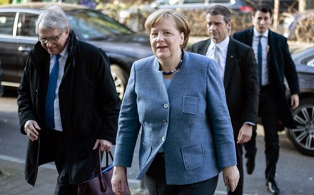 Merkel admite concessões 'dolorosas' no acordo com o SPD