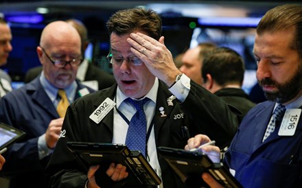 Bloqueio à recompra de acções dá machadada final a Wall Street