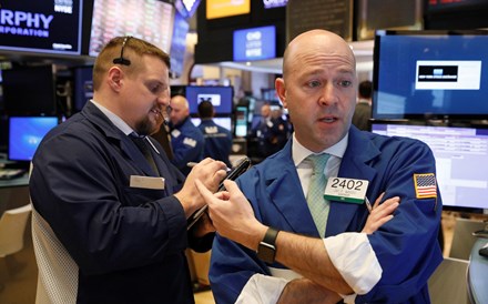 Wall Street em queda com investidores de olhos postos na Fed