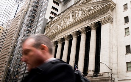 Wall Street em alta à espera de discursos da Fed