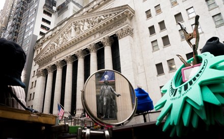 Fed antecipa economia mais robusta mas não chega para manter Wall Street de pé