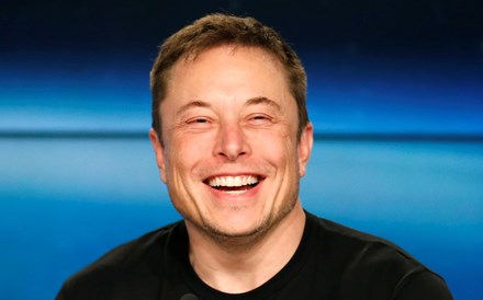 Tesla dispara mais de 10% com contas surpreendentes e redenção de Musk