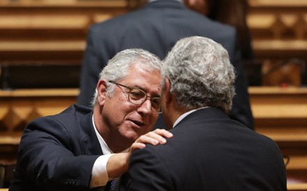 António Costa foi à bancada do PSD cumprimentar Fernando Negrão