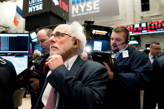 Tarifas de Trump e receios em torno dos juros afundam Wall Street