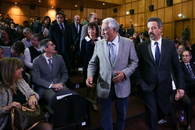Costa anuncia criação de centro de competências de serviços informáticos