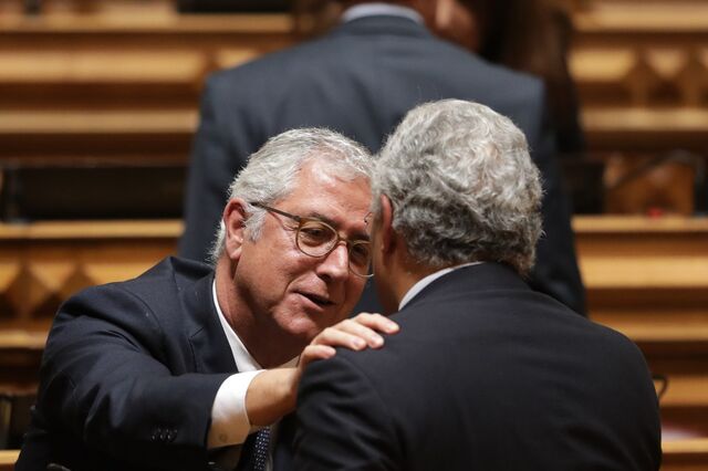 António Costa foi à bancada do PSD cumprimentar Fernando Negrão