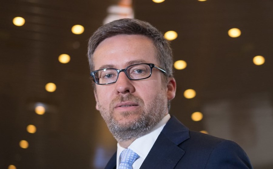 Carlos Moedas,Comissário europeu para a Investigação, Ciência e Inovação . Ex-ministro de Passos Coelho e actual comissário europeu, Moedas tem granjeado notoriedad. O reconhecimento da actuação como interlocutor junto da troika e o papel desempenhado em Bruxelas elevam o nome de Moedas para outros voos. Nos corredores circula que o Presidente da República Marcelo Rebelo de Sousa gostaria de ver Moedas na liderança do PSD.