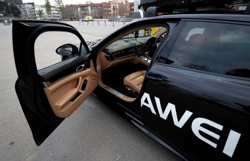 Carro de condução autónoma controlado pelo Huawei Mate 10 Pro