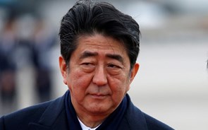 Shinzo Abe demite-se do cargo de primeiro-ministro de Japão