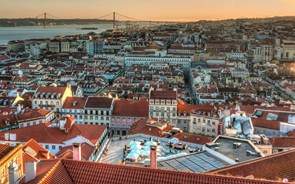 Algumas centenas de pessoas protestam contra gestão da cidade de Lisboa