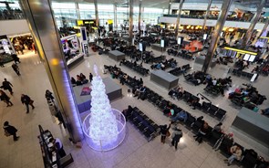 Vendas de café com leite disparam nos aeroportos britânicos em tempo de férias