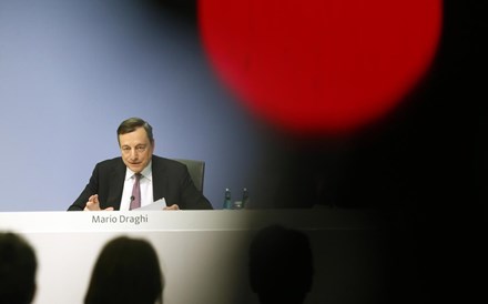 Draghi corta nos estímulos mas dobra os avisos