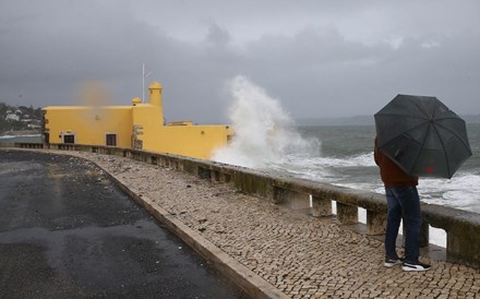 Proteção civil alerta para chuva intensa e vento forte segunda e terça-feira