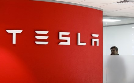 Acções da Tesla disparam 4% depois do aumento das metas de produção do modelo 3