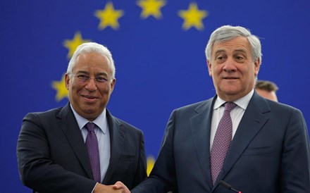 Tajani coloca-se ao lado de Costa na defesa de novos impostos europeus