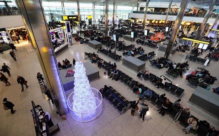 Vendas de café com leite disparam nos aeroportos britânicos em tempo de férias