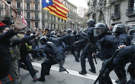Catalunha: Sobe para 52 o número de feridos em confrontos com polícia