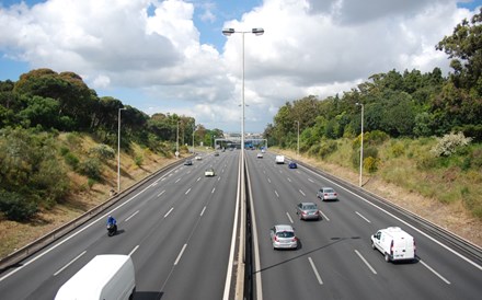 Faixa para autocarros na A5 vai ser negociada com Brisa 