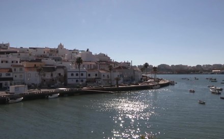 Baixa da vila de Ferragudo vai ter área natural com árvores e espelho de água