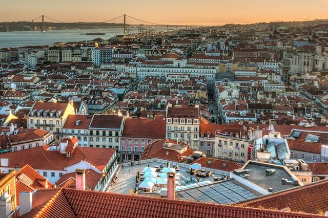 Algumas centenas de pessoas protestam contra gestão da cidade de Lisboa