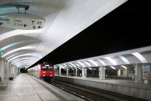 Utilizadores dão nota zero a estado da via ferroviária e estações