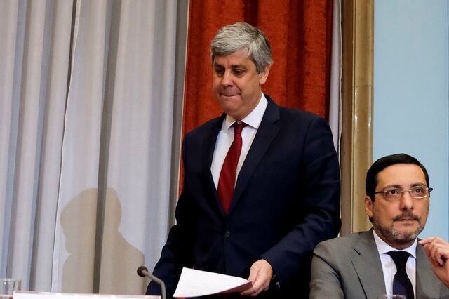 Governo celebra sozinho menor défice da democracia