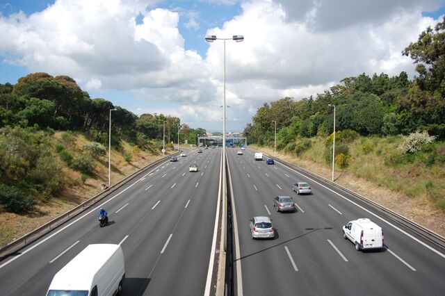 Faixa para autocarros na A5 vai ser negociada com Brisa 