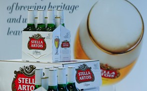 Garrafas de cerveja de 33 centilitros da Stella Artois vão ser recolhidas em Portugal